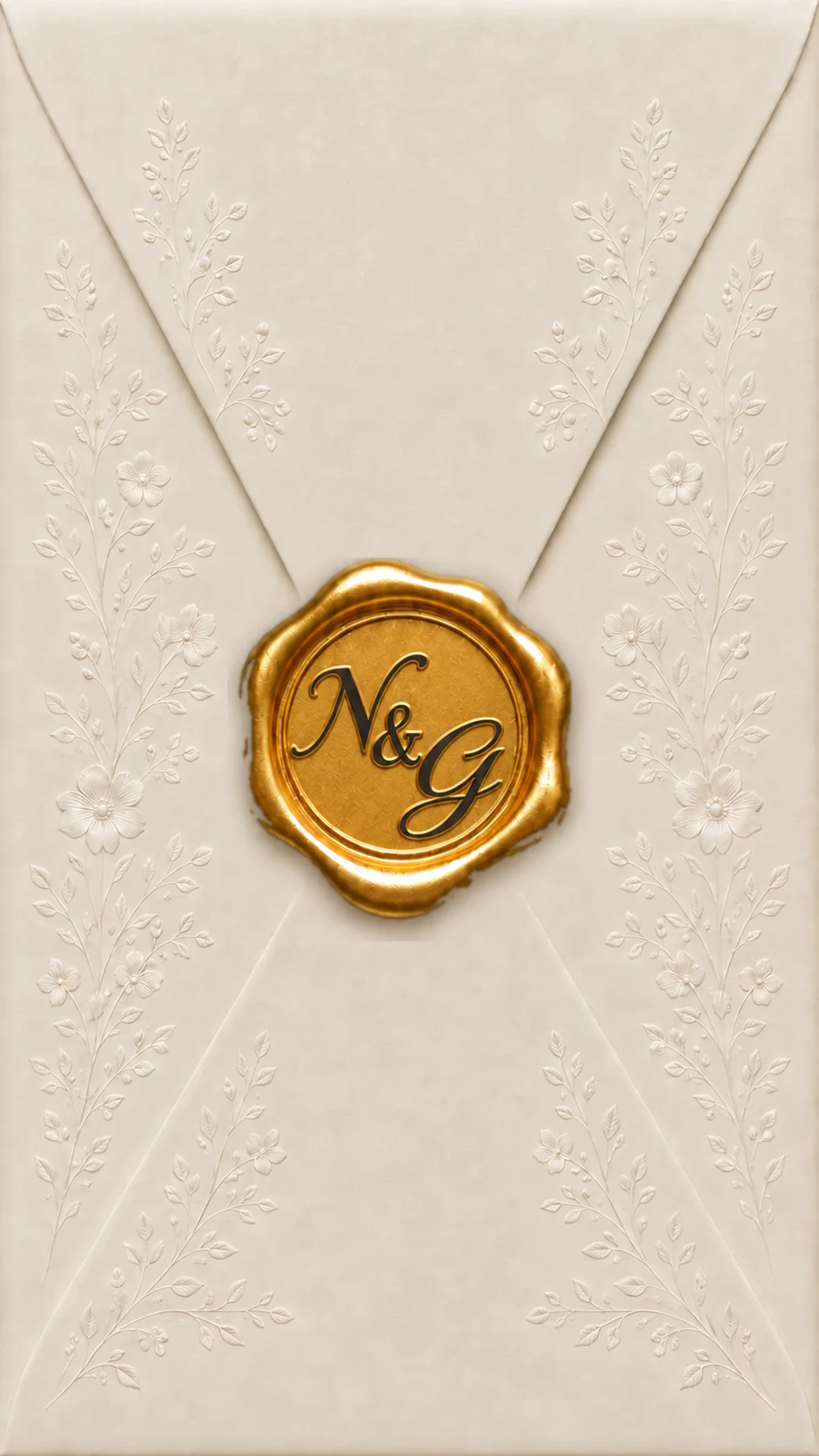 Sobre color crema con flores en relieve y sello N y G